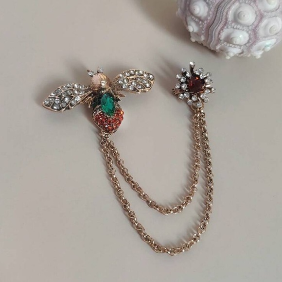 Luxe vintage  rhinestone and chain bee design brooch - Picture 1 of 6